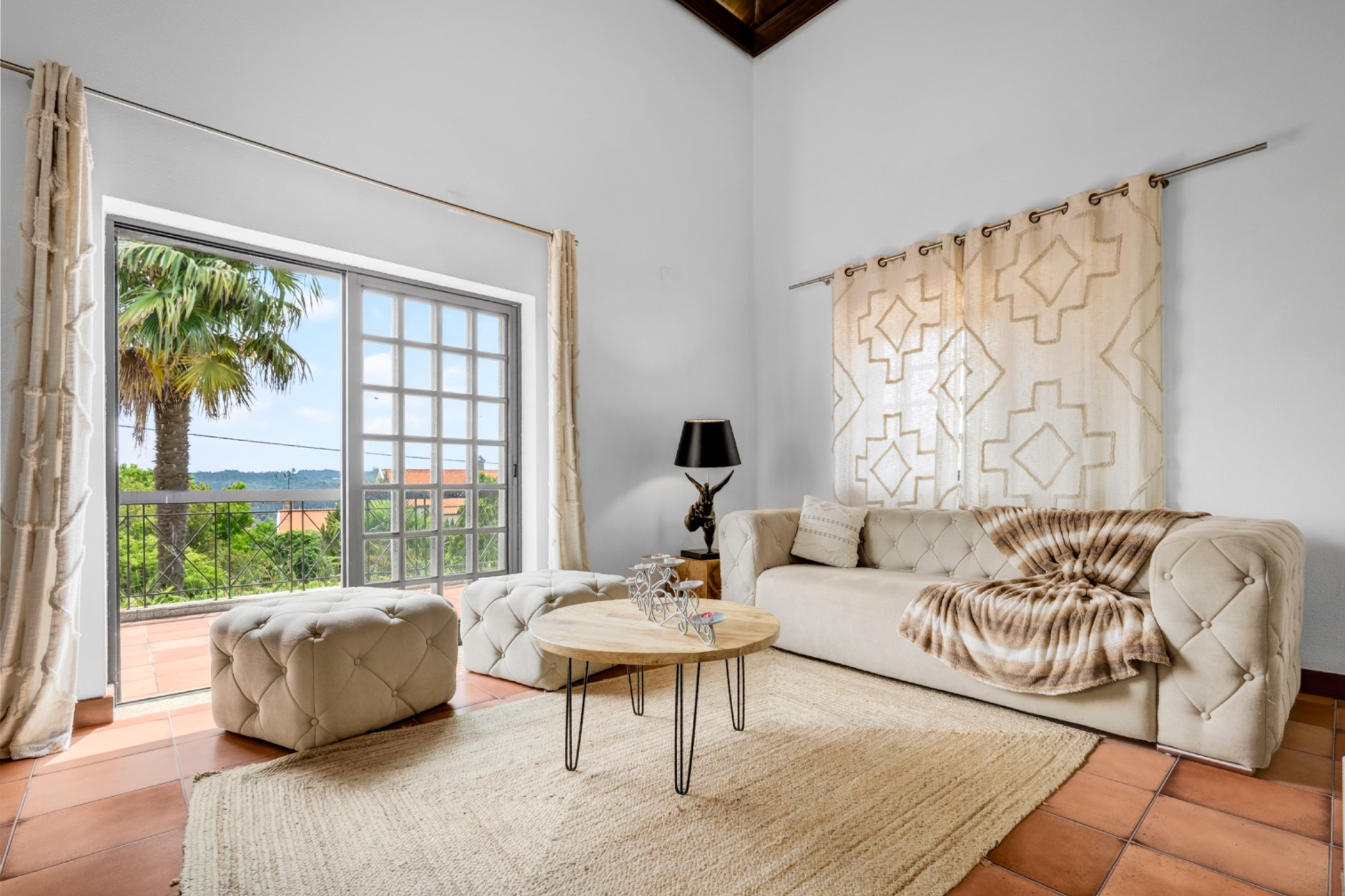 Comfortable communal living room with fireplace at A Casa Branca