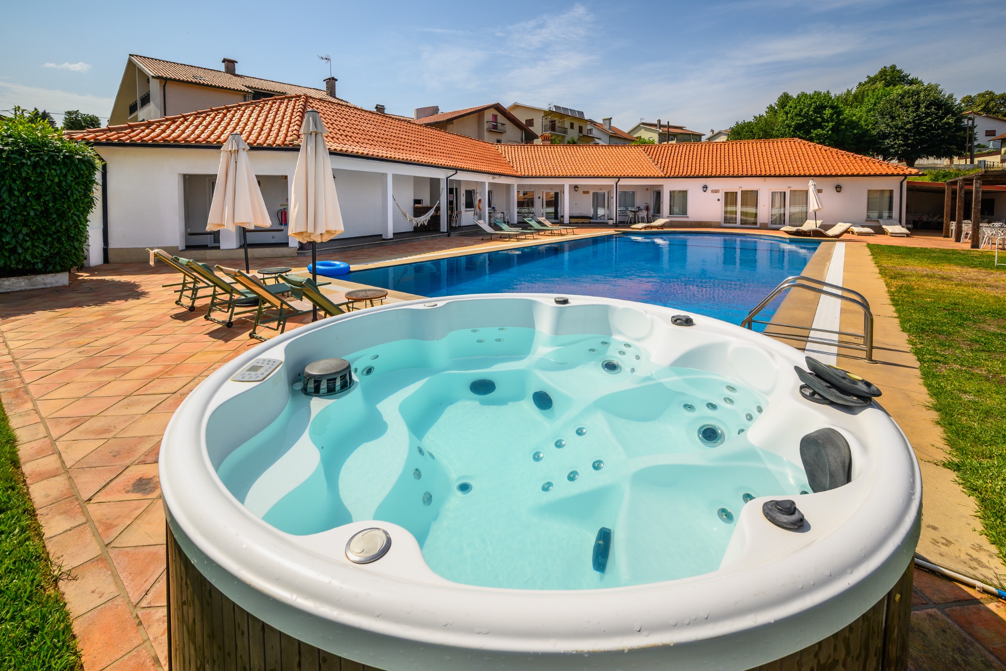 Jacuzzi beside the outdoor swimming pool